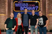 Moderator Kai Pflaume (M.) und seine Rateteam-Kapitäne Bernhard Hoëcker (l.) und Elton (r.) begrüßen in dieser Sendung die Schauspielerin Susan Sideropoulos (2.v.l.)  und den Schauspieler Fabian Harloff (2.v.r.).