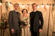 v.l. Leonard Finch (Al Waever), Mrs. Maguire (Tessa Peake-Jones) und Sidney Chambers (James Norton)