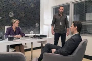 "Blindspot", "Beweisstücke." Janes Tattoo zeigt die Versandnummer eines Paketes. Das Team begibt sich auf die Suche. Aber offenbar sind die Agenten nicht die Einzigen, die hinter dem Paket her sind. Als Jane und Weller das Paket finden, entdecken sie darin Beweismaterial zu mehreren Vergewaltigungsfällen. Offenbar gibt es mehrere Lagerhäuser, in denen noch zahllose weitere Beweismittel versteckt gehalten werden. Das hat einen Grund: bei der Verhaftung des möglichen Täters gäbe es schwere politische Konsequenzen in einem anderen Land.Im Bild (v.li.): Mary Stuart Masterson (Director Hirst), Sullivan Stapleton (Kurt Weller), Aaron Abrams (Matthew Weitz).
