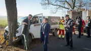 Kurze Zeit später ist Werner Kleinschmidt (Alexander Hauff, 2.v.l.) tot. Scheinbar ein Autounfall, doch es gibt keinen Hinweis auf einen Auslöser. Und noch etwas ist verdächtig: Im Auto findet sich ein zweiter Führerschein auf den Namen Willi Kutter, ein mehrfach vorbestrafter „Dach-Hai“. Willi Kutter hat mehrfach Schäden an Hausdächern simuliert oder sie größer erscheinen lassen. So hat er arglose, ältere Menschen in eine Kostenspirale getrieben und abkassiert. Die Kommissare Pöhlmann (Dominic Boeer, l.) und Börensen (Claudia Schmutzler, M.) sowie Polizist Jens Holm (Felix Defèr, r.) ermitteln: Hat jemand den Betrüger deshalb umgebracht? (Hier mit Notarzt Olli (Bernhard Leute, 2.v.r.)).