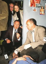 In einer Gefängniszelle wurde ein Häftling ermordet: (v.li.) Bauer (Udo Weinberger), Charlotte Glaser (Britta Schmeling), Stefan Kehler (Wolfgang Bathke), Dr. Duhler (Klaus Schindler) am Tatort.