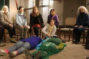 Petra Heise (Hede Beck, 3.v.r.) und die Landfrauen (Ursula Andermatt, 3.v.l. und Komparsinnen) überlegen: Irgendwie muss man Doreen (Julia Jendrocek, v.l.) und Klara (Wolke Hegenbart, v.r.) loswerden!