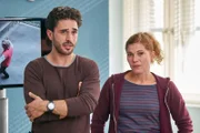 Mina Bäumer (Yasmina Djaballah) und Thomas Waldeck (Jan Kittmann) während einer Besprechung zu den aktuellen Banküberfällen.