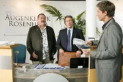 Die Rosenheim-Cops Kommissare Korbinian Hofer und Sven Hansen befragen den Portier Wilhelm Pothoff nach seinem Alibi.
