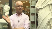 Karsten Schwanke im Foyer des Deutschen Archäologischen Instituts, das sich mit den großen Fragen der Menschheit beschäftigt.