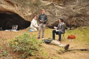Ein junger Revierförster, verschnürt und mit indianischer Kriegsbemalung im Gesicht, ist tot im Wald gefunden worden. Jonas Wolter (Jan Niklas Berg, l.) und Dr. Münster (Jörg Gudzuhn, r.) am Tatort.