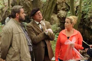 Olli (Christoph Hagen Dittmann, l.), Dr. Münster (Jörg Gudzuhn, M.) und Dr. Müller-Dietz (Alexa Maria Surholt, r.) sind sich uneins, um die Todesumstände des Hobby-Ornithologen Werner Hermann.