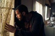 Der Fremde (Jamie Dornan) weiß nicht, was die Polizei von ihm will. Er glaubt jedoch nicht, dass man ihn nach einer Aussage einfach so gehen lassen würde.