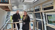 Franziska (28, r) und Carsten (30) während des Umbaus in ihrem Camper in Krefeld.