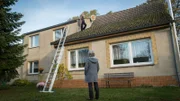 Zufällig ist Dachdecker Werner Kleinschmidt (Alexander Hauff, l.) am Haus der Rentnerin Gertrud Messner (Liane Düsterhöft, r.) vorbeigekommen und ist auf Schäden an ihrem Dach aufmerksam geworden. Er bietet ihr eine kostenlose Überprüfung an. Die alleinstehende Dame vertraut dem freundlichen Handwerker. Doch geht das alles mit rechten Dingen zu?