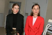 Johanna (Charlott Reschke, l.) findet in der gemeinsamen Angst um Gerner immer mehr Vertrauen zu Matilda (Anna-Katharina Fecher).