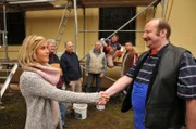 Klara (Wolke Hegenbarth, l.) wundert sich, an der Kirche Frank Pohl (Rainer Reiners, r. mit Komparsen, h.) anzutreffen.