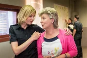 Melanies Mutter (Peggy Lukac, r.) hofft, dass Melanie (Sanna Englund, l.) Beweise für die Unschuld ihres Vaters finden kann.
