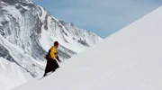 Ein buddhistischer Mönch geht auf eine Meditationshöhle zu, Spiti-Tal, Indien