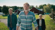 Hilmas Vater Stig (Niklas Falk) bittet Hilma (Alba August) und Ola (Björn Gustafsson) ihm bei der Suche nach seiner Katze zu helfen.