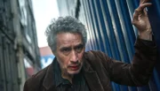 NDR Fernsehen TATORT, "Kopfgeld", am Samstag um 20:15 Uhr. Enno Kromer (Ralph Herforth) schleppt sich mit letzter Kraft zu seinem Container.