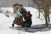 Lioba (Lisbeth Felder) und Bea (Christiane Brammer, re.) streiten sich um die "Zibärtle".