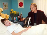 MDR Fernsehen IN ALLER FREUNDSCHAFT FOLGE 41, "Neue Besen kehren gut", am Dienstag (13.03.12) um 12.30 Uhr. Dieter Paulsen (Holger Handtke) möchte aus seinem Sohn Mathias (Roman Remer) einen erfolgreichen Sänger machen. Das bedeutet für den Zehnjährigen jeden Tag mindestens drei Stunden Gesang mit seinem Vater üben. Selbst im Krankenhaus lässt der Vater seinen Sohn nicht zur Ruhe kommen.