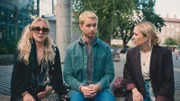 Hilma (Alba August) und Ola (Björn Gustafsson) bitten Hilmas Mutter Ulla (Lia Boysen) um Geld für die Behandlung.