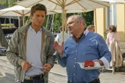 Sven Hansen (Igor Jeftic, l.) ist überrascht von den Beobachtungen, die ihm Maximilian Volkert (Sigi Zimmerschied, r.) mitteilt.