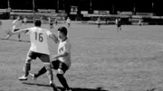 Alle kennen die Regeln, dennoch braucht es einen, der über sie wacht: Jonas beim sonntäglichen Fußball in Brandenburg.