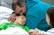 Die Eltern von Julian besuchen ihn nach der Behandlung und sehen, dass es ihm gut geht.