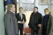 Hermann Lichte (Uwe Ochsenknecht) und Kai Erichsen (Timur Bartels) erfahren von Otto (Florian Martens) und Linett (Stefanie Stappenbeck), dass Kreuzkamp tot ist.