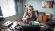 Revierchef Reuter (Udo Kroschwald) hat immer noch mit seiner kaputten Uhr zu kämpfen. Helfen ihm die Tipps von Uhrmacher Bernhard Brettschneider weiter? In dessen Erklärvideos im Internet sieht das jedoch alles viel einfacher aus, als Reuter sich das vorgestellt hat. Doch dann wird er beim Ansehen der Videos plötzlich hellhörig.