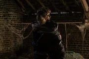 Billie Vebber (Constance Gay) versucht, Thibaut Braxe (Jérémy Gillet) zu trösten. Er hat seinen Bruder verloren.