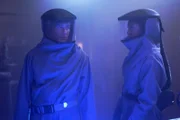 Owen Strand (Rob Lowe, l.); Tommy Vega (Gina Torres, r.)