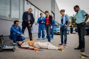Dr. Weissenböck (Florian Odendahl, l.), Arthur Bauer (Gerd Silberbauer, 2.v.l.), Katharina Hahn (Bianca Hein, M.), Toni Bischoff (Amanda da Gloria, 2.v.r.) und Franz Ainfachnur (Christofer v. Beau, r.) am Tatort.