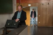 Der ehemalige wissenschaftliche Mitarbeiter der Hochschule Stralsund, Moritz Fink (Rick Okon), beschimpft den Uni-Professor (Johann von Bülow).