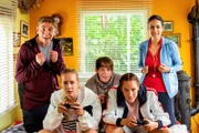 Die halbe Mannschaft ist da und versucht - nach dem Sport draußen - sich mit E-Sport fit zu machen. Fritz (Guido Hammesfahr, v.l.n.r.), Nikki (Jacqueline Wangemann), Finn (Alvar Goetze), Adriana (Federica Garcin) und Trainerin Yasemin (Sanam Afrashteh).