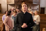 Maik (Daniel Donskoy) wird überschwenglich vom Kirchen-Chor begrüßt. Ihn beschleicht ein mulmiges Gefühl.