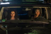 Nach allem, was ihre Freundin Lina Wilke (Vivian Sczesny, r.) ihr erzählt hat, macht Valerie Lehwald (Anna Shirin Habedank, l.) sich große Sorgen um ihren Freund Bilal.