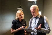 Melanies (Sanna Englund) Vater (Hans-Jörg Assmann) wird vorgeworfen, eine Frau in seinem Hotelzimmer vergewaltigt zu haben. Er gibt zwar zu, dass er die Frau an jenem Abend kennengelernt hat, besteht aber darauf, mit der Vergewaltigung nichts zu tun zu haben.
