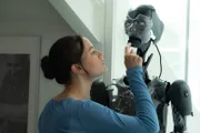 Billie Vebber (Constance Gay) hat keine Angst vor Technik und Robotern. Bei einer Befragung macht sie sich einen Spaß aus ihnen. Plötzlich beginnt der Roboter zu sprechen.