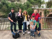 BR Filmteam mit Vera und ihren aktuellen Pflegekindern in Italien.