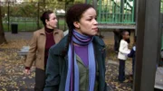 Die Kindermädchen Sarah Rendell (Nicole Leach, r.) und Veronica Nash (Olga Merediz) gehen zum Zeitvertreib mit den Kindern auf den Spielplatz. Plötzlich ist ein Kind verschwunden. Was ist passiert?