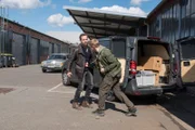 Leo (Wanja Mues, l.) stellt dem Chef der Diebesbande, Alex (Karl Schaper, r.), offensichtlich zu viele Fragen. Das macht Alex ihm unmissverständlich klar.