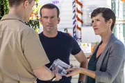 Brody (Zoe McLellan, r.) und Lasalle (Lucas Black, M.) ermitteln im Mord einer Marinerichterin. Kann Navy First Class Petty Officer Jake Dern (Aubrey Deeker, l.) ihnen den entscheidenden Hinweis auf den Mörder geben?; Brody (Zoe McLellan, r.) und Lasalle (Lucas Black, M.) ermitteln im Mord einer Marinerichterin. Kann Navy First Class Petty Officer Jake Dern (Aubrey Deeker, l.) ihnen den entscheidenden Hinweis auf den Mörder geben?