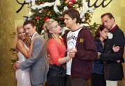 Die Weihnachtsfeier ist in vollem Gange - und dank des Weihnachtsmanns ist die Stimmung gelöst und Paare finden sich auf magische Weise zusammen. V.l.n.r.: Sabrina (Nina-Friederike Gnädig), Richard (Karim Köster), Kim (Lara-Isabelle Rentinck), Timo (Matthias Dietrich), Inka (Stefanie Höner), Hugo (Hubertus Regout)