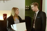 Laura (Anna Hausburg, l.) gibt ihren Job auf und verabschiedet sich von Kai (Timur Bartels, r.).