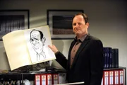 Bayerisches Fernsehen DAHOAM IS DAHOAM, FOLGE 930, "Schön-Malerei", am Dienstag um 19:45 Uhr. Hubert (Bernhard Ulrich) überlegt, wo er seine Karikatur verstecken könnte.