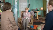 Die Ermittler finden heraus, dass sich Leonie eine größere Summe Geld von Cornelia Plank, einer ihrer "Omas", geliehen hatte. Diese hätte Leonie jedoch kaum zurückzahlen können. Sind die beiden Frauen etwa darüber in Streit geraten? (v.l.n.r.: Claudia Schmutzler, Margot Rothweiler, Isabel Berghout).