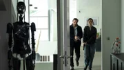 Samuel Leroy (Patrick Ridremont) und Billie Vebber (Constance Gay) sind ein gutes und eingespieltes Team. Bei einer Durchsuchung finden sie ein durchwühltes Büro. Jemand scheint vor ihnen da gewesen zu sein.