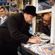 ARD/BR MEISTER EDER UND SEIN PUMUCKL, FOLGE 50, "Pumuckl auf Hexenjagd", am Sonntag (04.07.10) um 07:35 Uhr im ERSTEN. Meister Eder (Gustl Bayrhammer) beim Kioskverkäufer (Bruno W. Pantel).