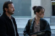 Samuel Leroy (Patrick Ridremont) und Billie Vebber (Constance Gay) passen die Frau eines Mordopfers ab, um sie zu befragen. Doch sie ergreift die Flucht.