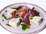Almmozzarella mit Radicchio und Kräuteröl.