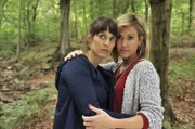 Klara (Wolke Hegenbarth, rechts) hält es für völlig absurd, dass ihre Freundin Kati (Sophie Lutz) ihren Onkel umgebracht haben soll.
